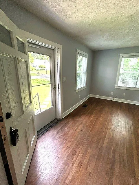 3 bed, 1.0 bath, 1250 sqft, $2,000 — Photo 4