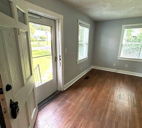 4th image of 2911 Dobbs Ave