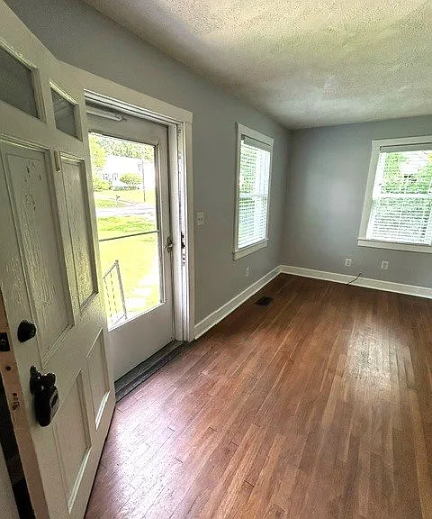 2911 Dobbs Ave — Photo 4