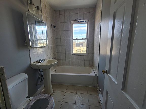 5th image of 30 Dorothy St #11522933