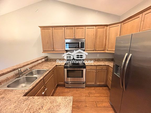 2nd image of 2000 Meadow Ct Unit 405
