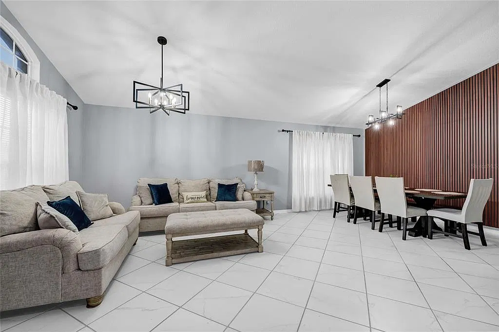 4 bed, 2.0 bath, 1940 sqft, $2,900 — Photo 3