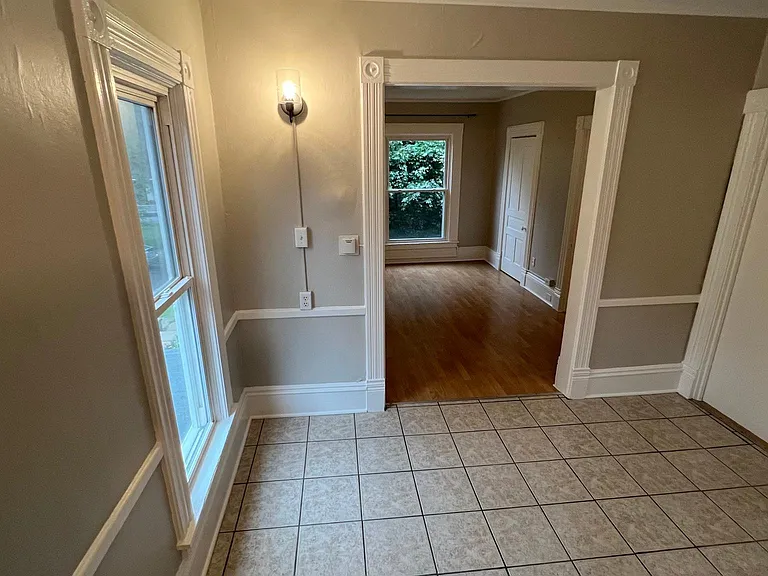 613 Hawthorne St NE — Photo 9