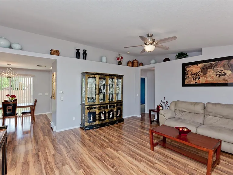 541 Shanne St — Photo 2