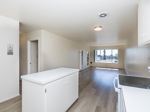 5th image of 630 Mariposa Ave #308