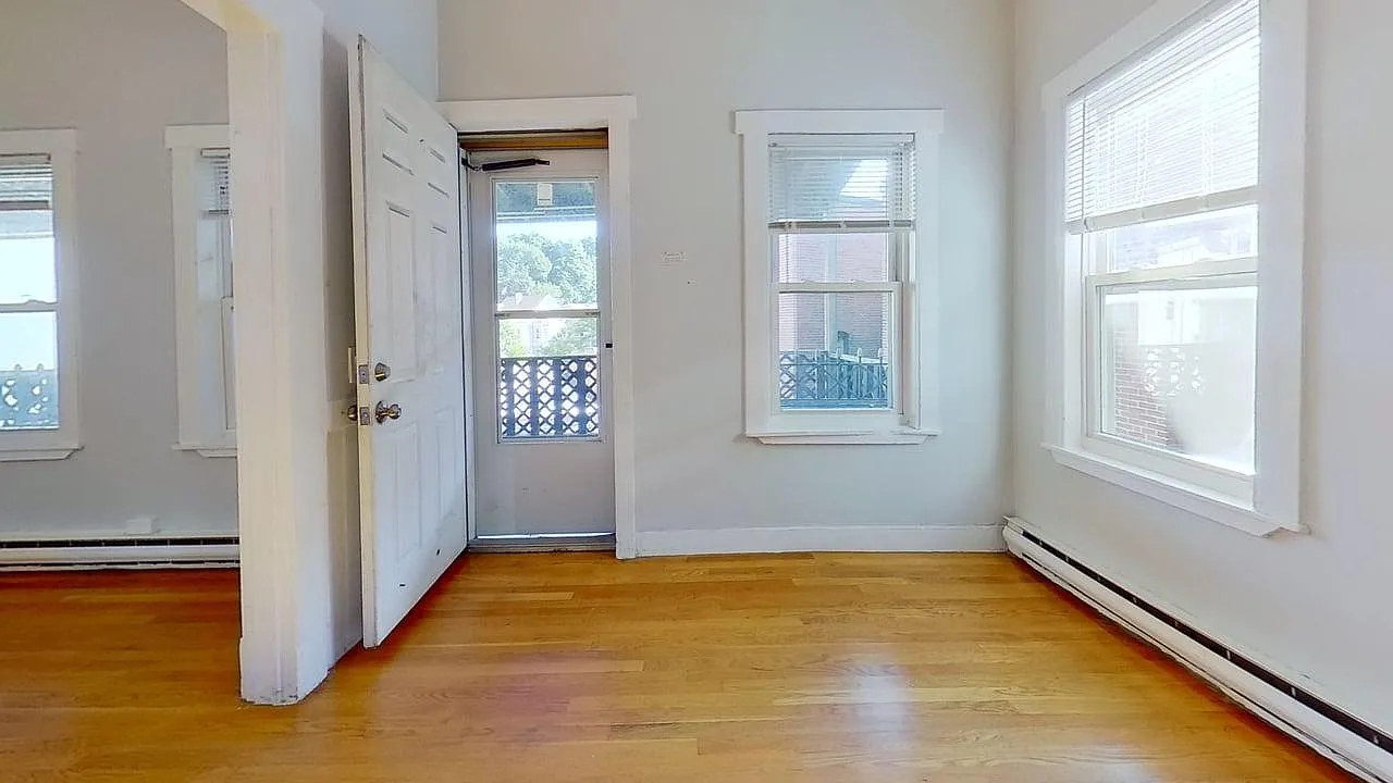 3 bed, 882 sqft, $2,995 — Photo 2