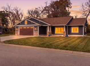 860 Bridle Ln, La Crescent, MN 55947
