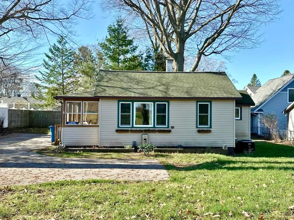 963 W Lake Ave, Ludington, MI 49431