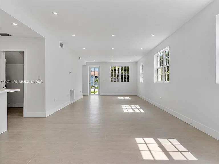 112 Florida Ave — Photo 6