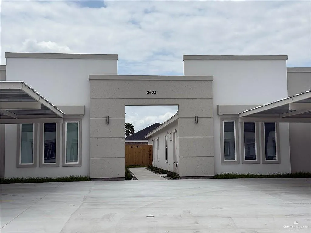 2608 E Harrison Ave — Photo 3