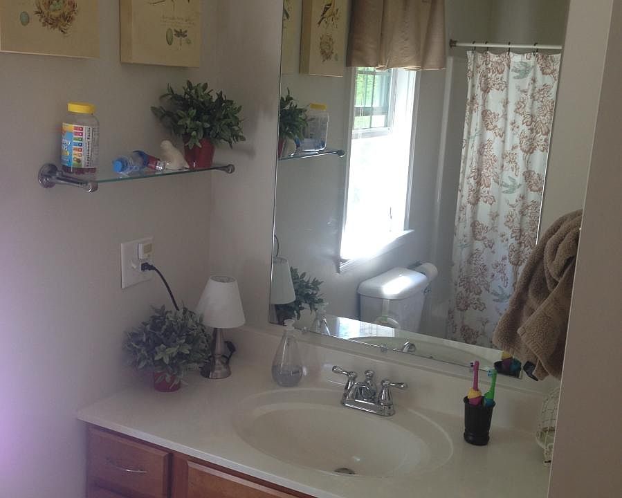 Hallway bath w/ bathtub