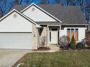 1063 Long Leaf Ct, Brighton, MI