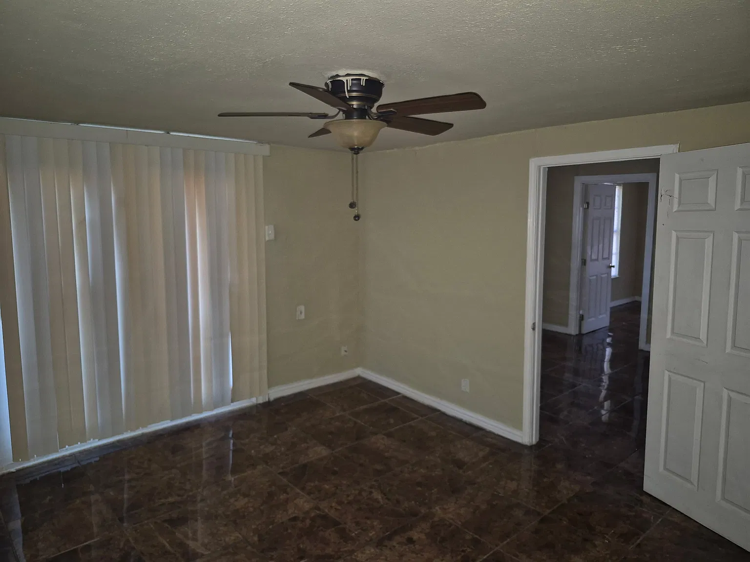 4 bed, 1.5 bath, 1372 sqft, $1,800 — Photo 2