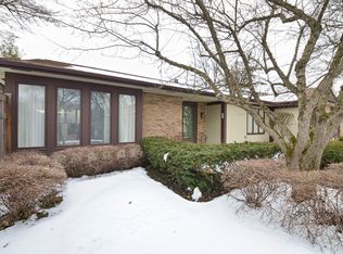 1410 Estate Ln, Glenview, IL
