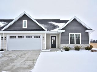 1121 Elderberry Rd, Oconomowoc, WI 53066