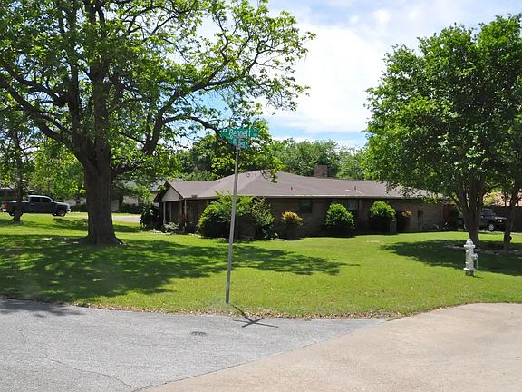 3rd image of 304 Bennett Cir
