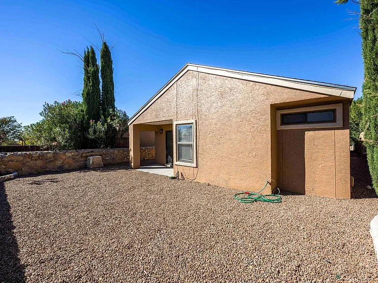 2136 Pioneer Ave — Photo 32