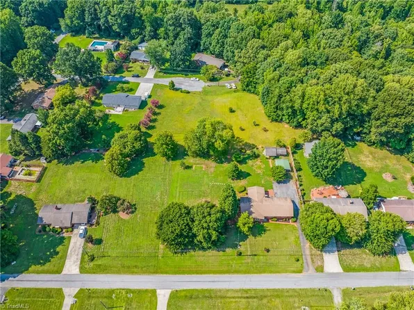 141 Pinelawn Dr, Kernersville, NC 27284