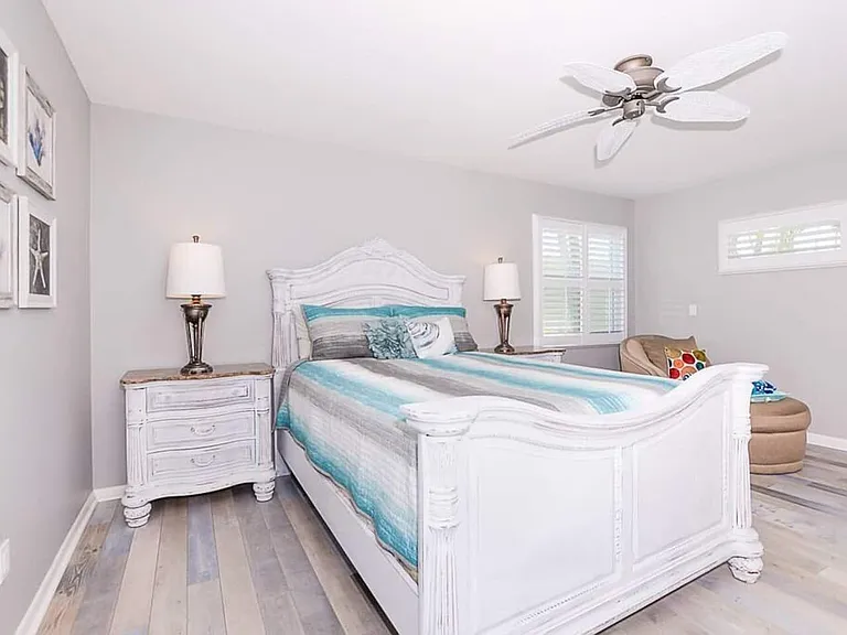 4031 NE Breakwater Dr — Photo 17