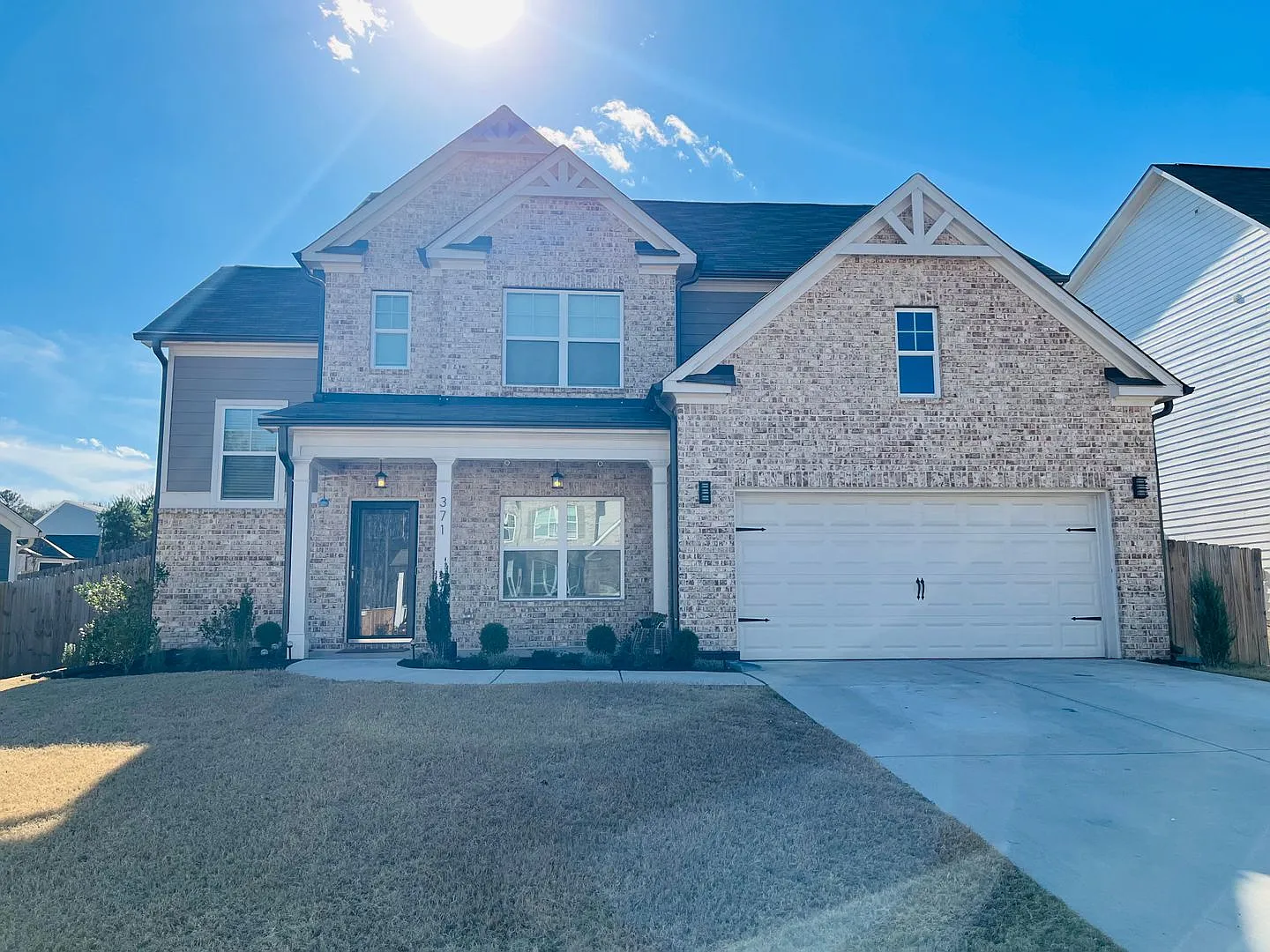 Like New!! 3 bedroom, 2.5 bathroom home in Dallas! Must See! — Photo 1