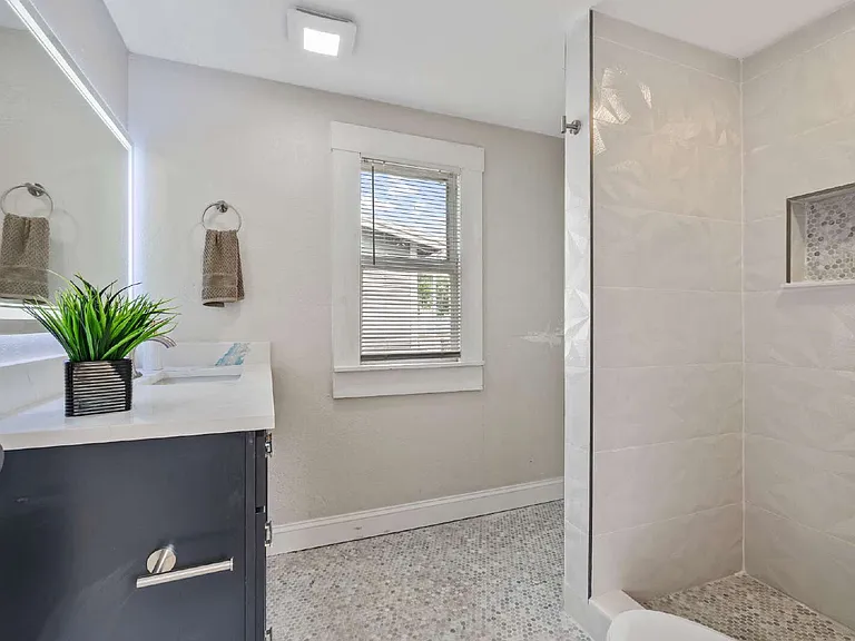 2506 1/2 E Columbus Dr — Photo 17