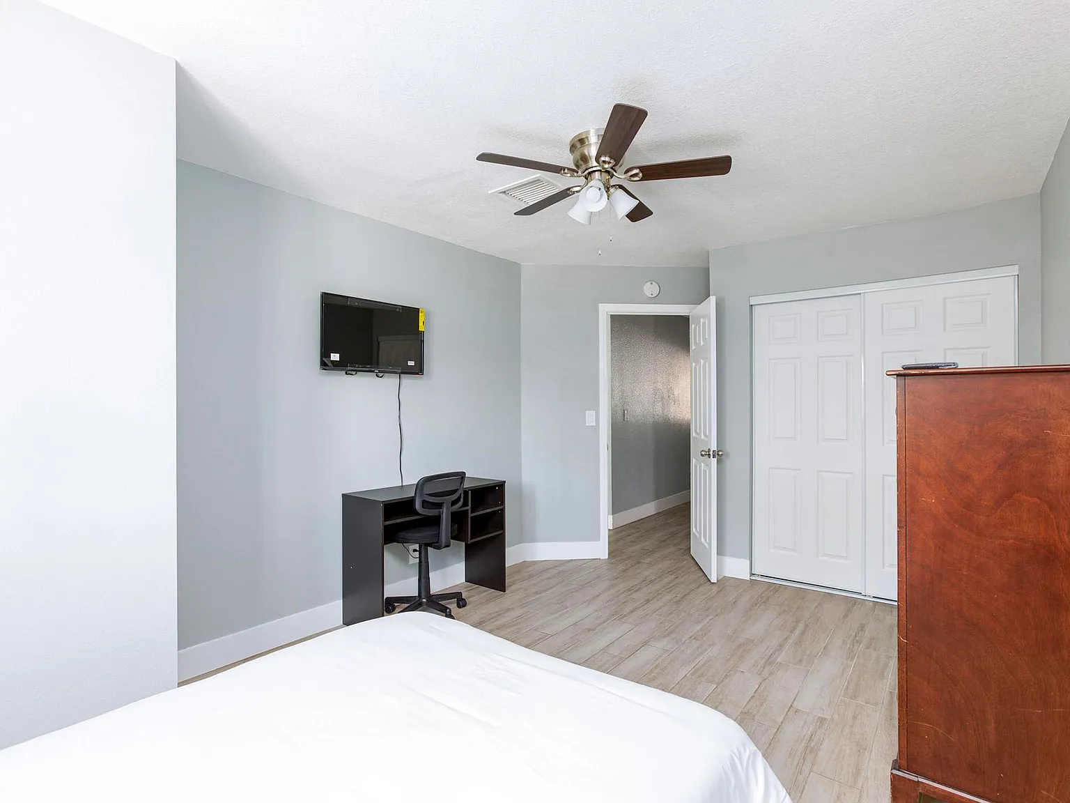 4 bed, 2.0 bath, 1220 sqft, $953 — Photo 2