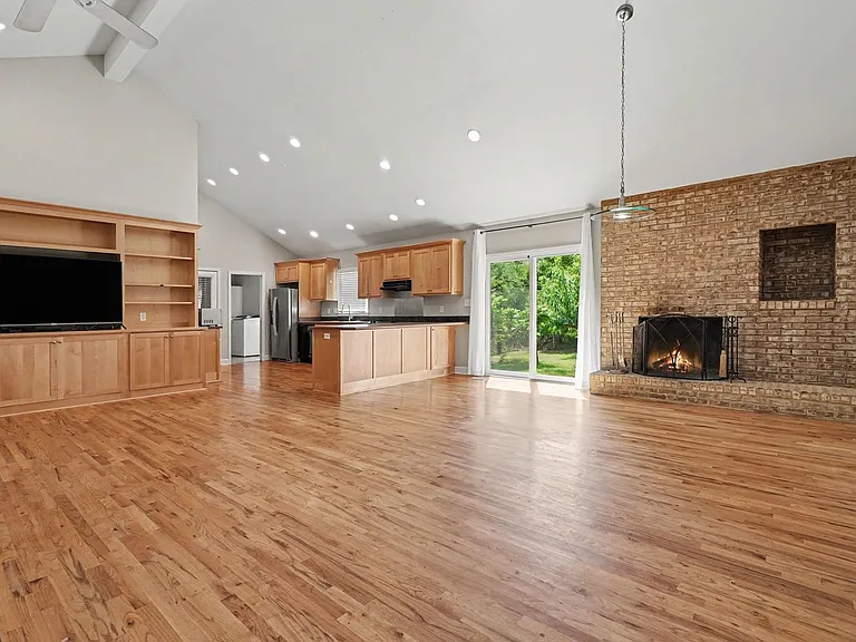 290 University Cir — Photo 2