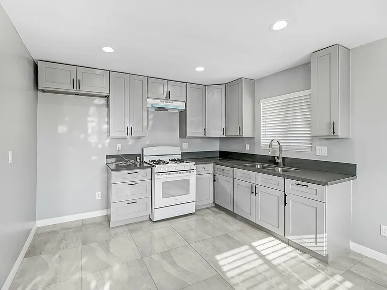 4848 Doane Ave — Photo 7