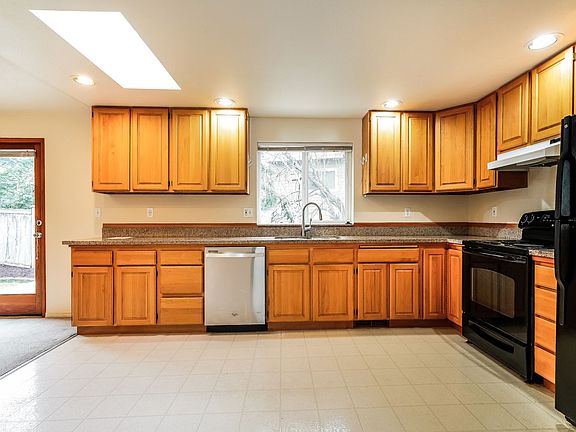 3rd image of 4149 W Lake Sammamish Pkwy NE