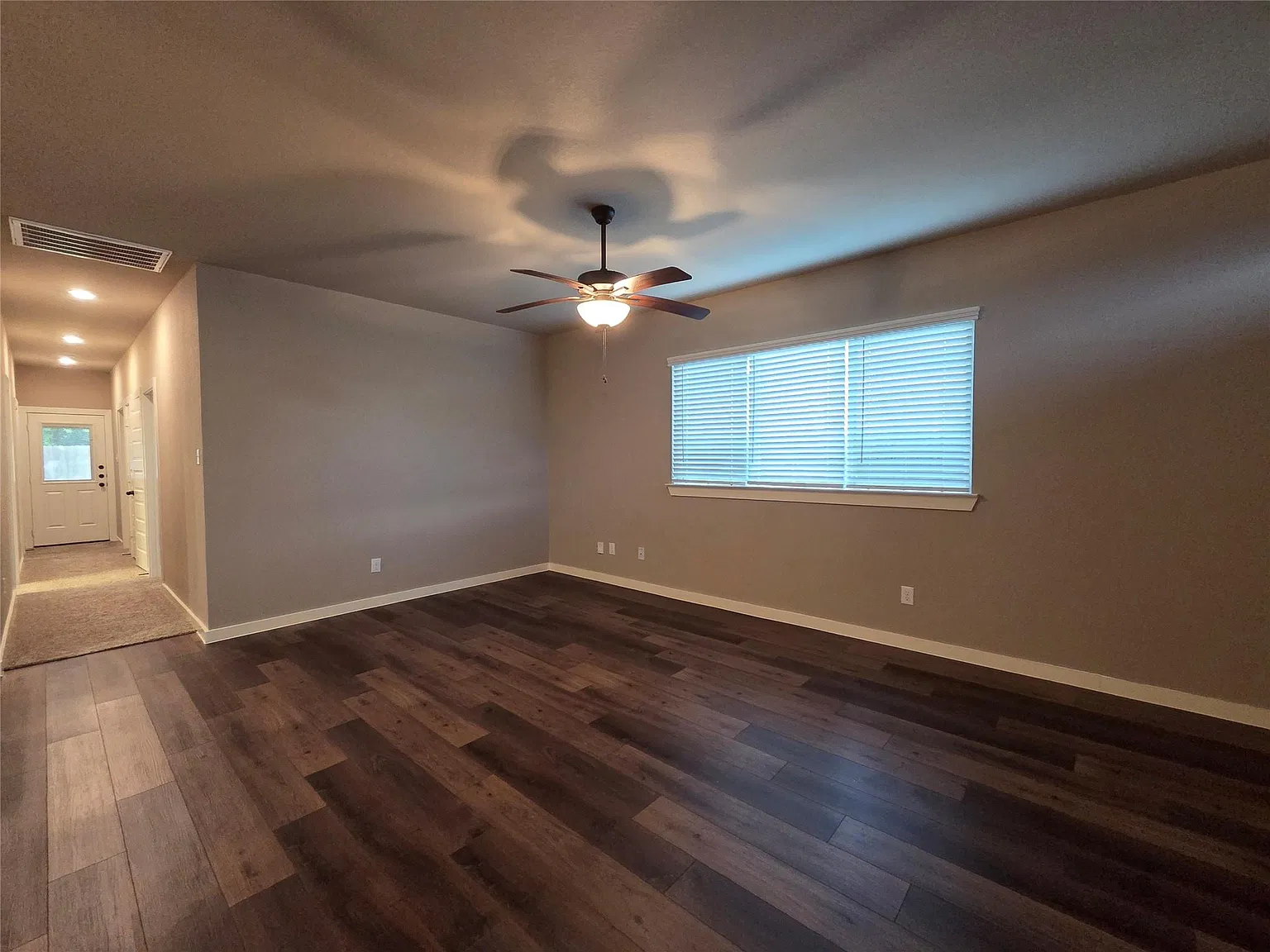 3 bed, 2.0 bath, 1409 sqft, $1,695 — Photo 3