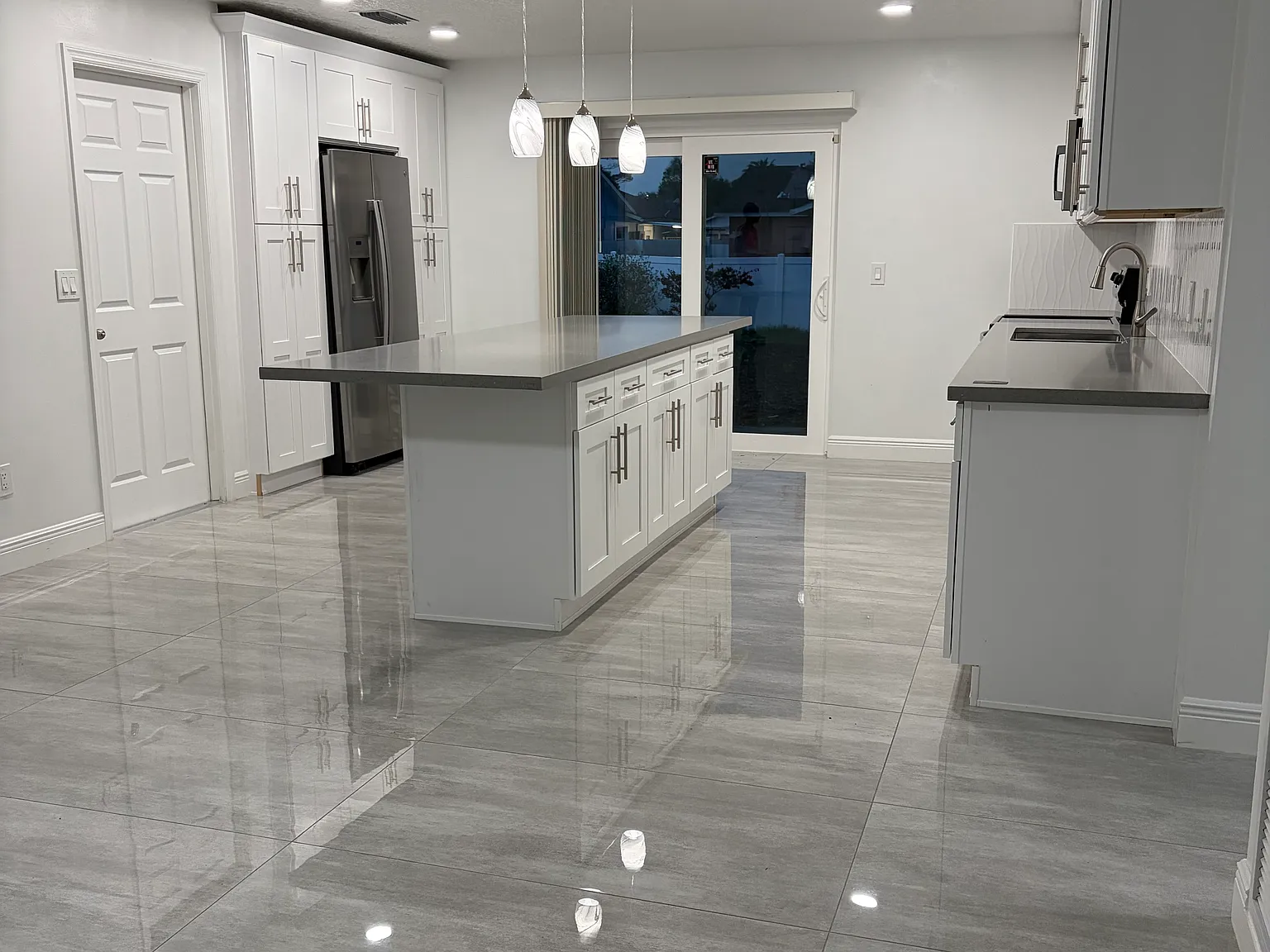 3 bed, 1100 sqft, $2,400 — Photo 3