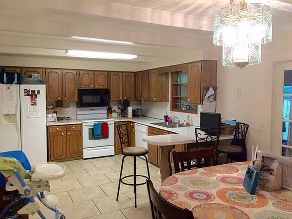 2nd image of 909 Sutton Dr #2