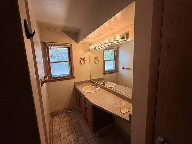 2126 Ludington Ave — Photo 8