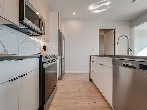 2nd image of 410 Whiton St #6E