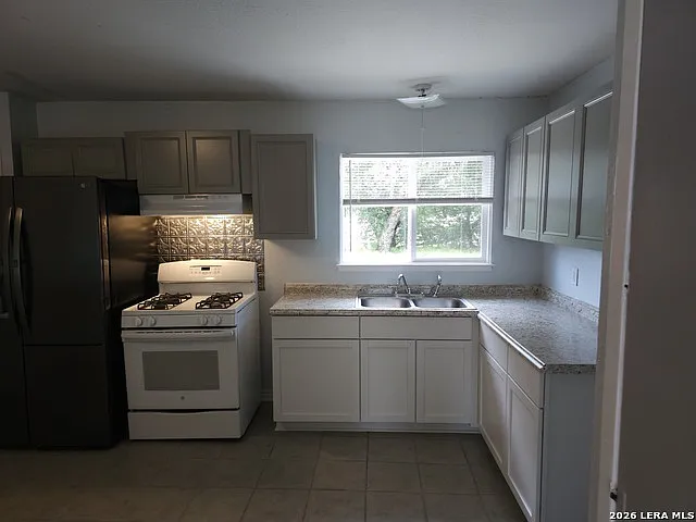 3 bed, 1.0 bath, 888 sqft, $1,425 — Photo 4