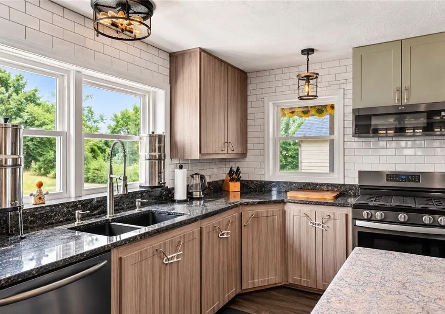6 bed, 5114 sqft, $4,000 — Photo 1
