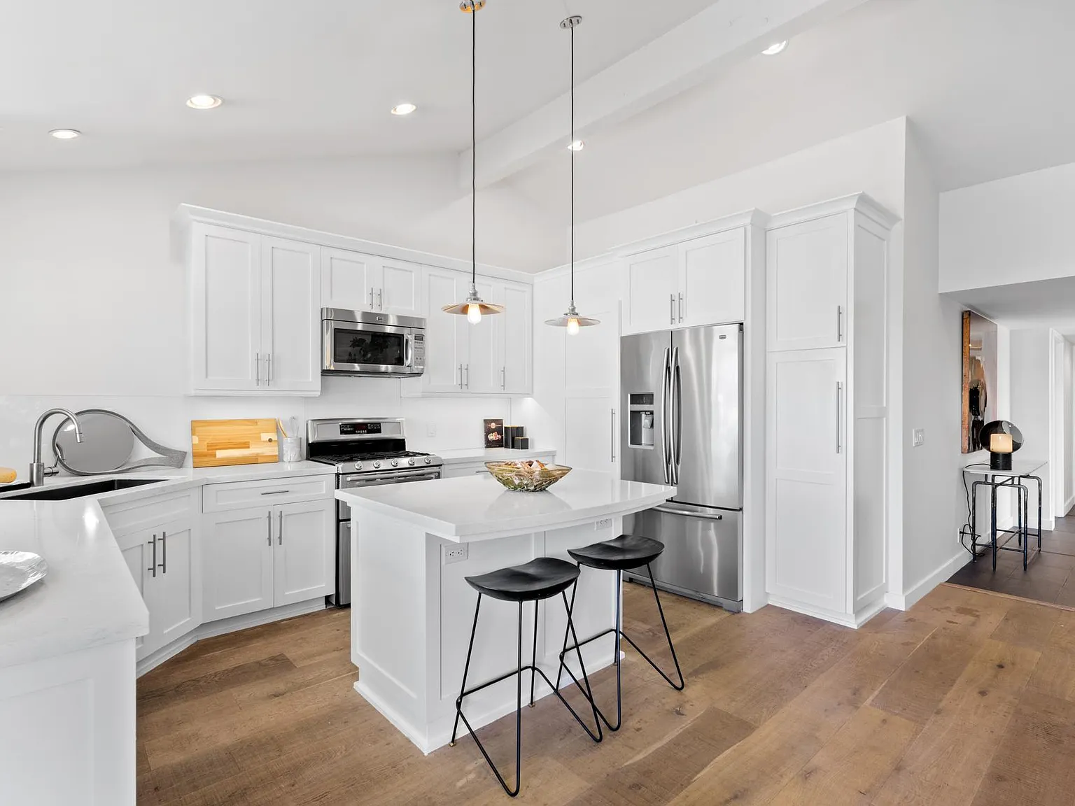 2 bed, 2.5 bath, 1350 sqft, $6,200 — Photo 2