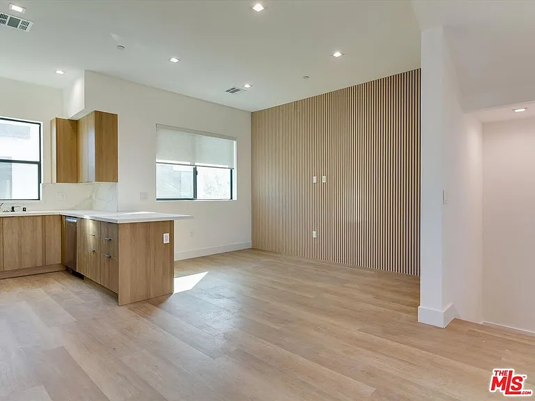 2817 S Redondo Blvd — Photo 6