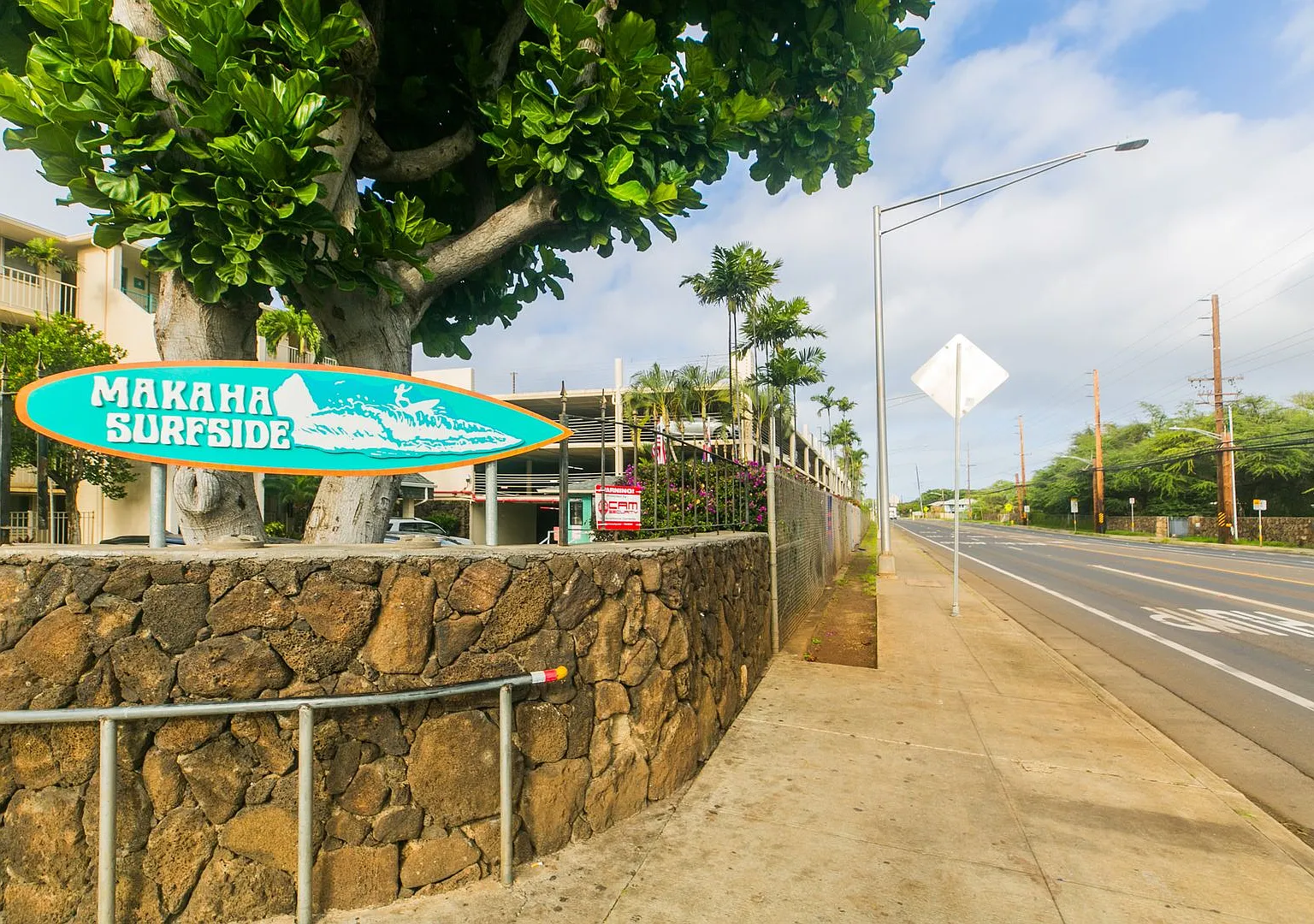 Direct ocean front 1 bed, 1 bath, covered parking, extra parking stall available for rent — Photo 2