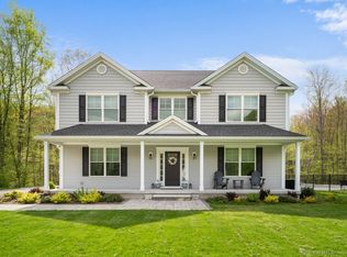 9 Night Hawk Ln, Sandy Hook, CT 06482