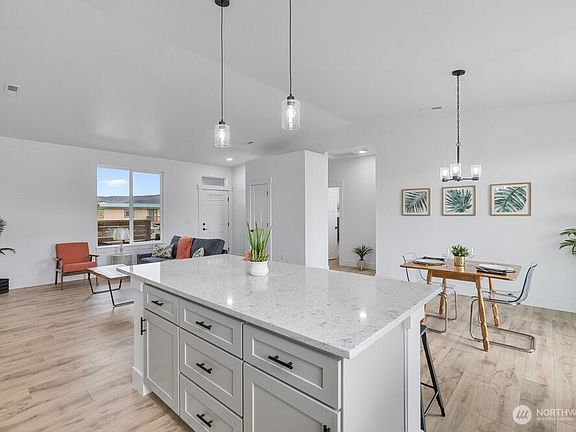4th image of 334 Spring Circle SW