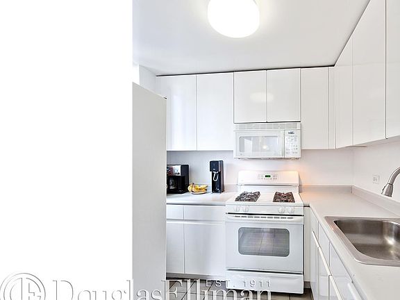 3rd image of 232-236 E 47th St #18C