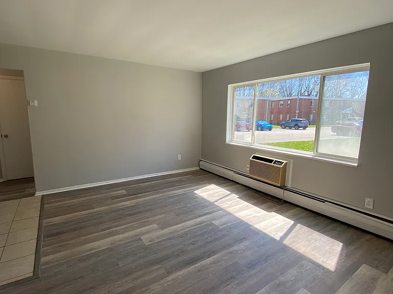 Creekside Apartments — Photo 5