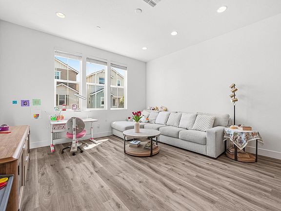 4th image of 5569 Azalea Way