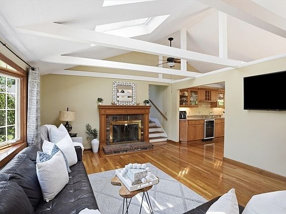 5th image of 27 Tilden Cir