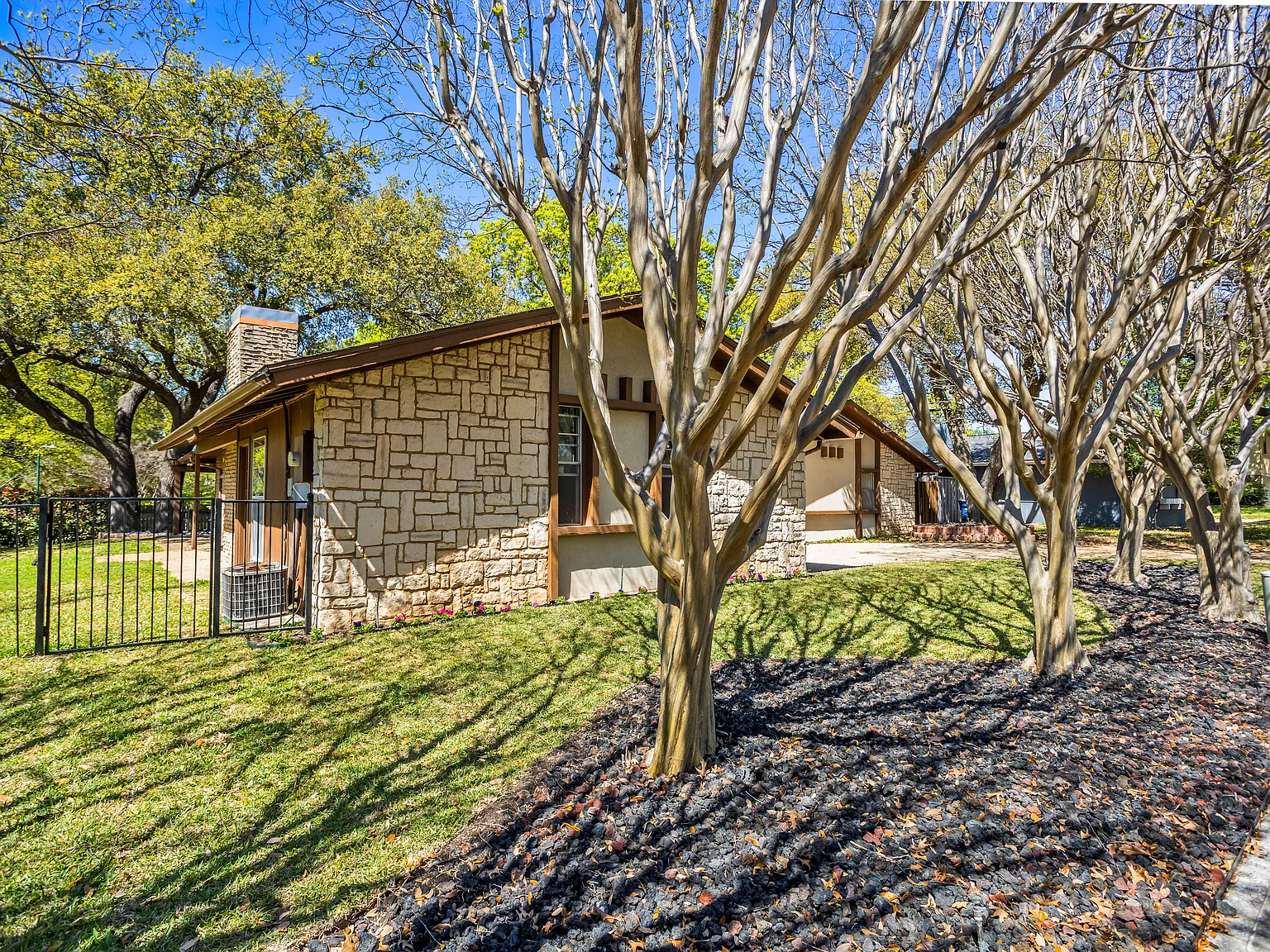 3 bed, 3.5 bath, 1976 sqft, $3,250 — Photo 3