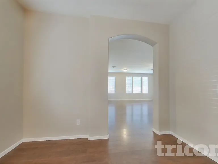 6608 S 45th Ln — Photo 14