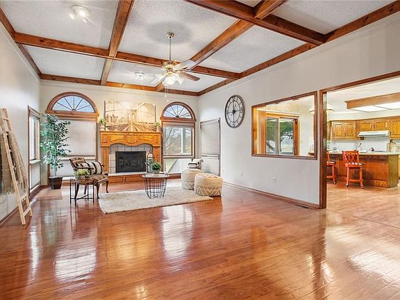 4th image of 1405 NE Sunny Creek Ln