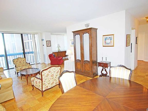 4th image of 26910 Grand Central Pkwy APT 19A