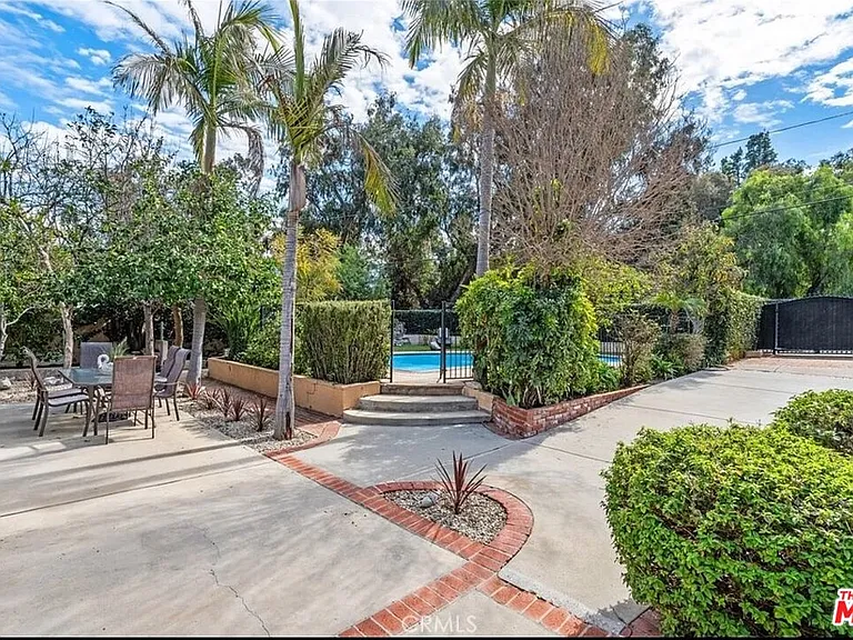 24316 Burbank Blvd — Photo 15